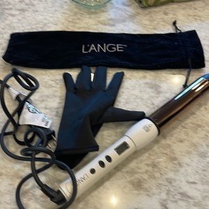 Lange 1.25" LeCurl styling wand.